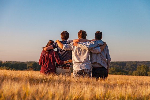 groupe de personnes en activité physique