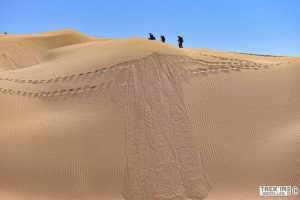 Marche dans le désert marocain pendant le treck'In Gazelles 2021